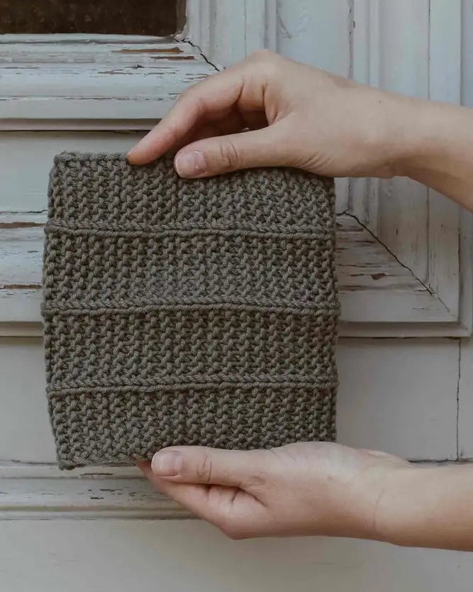 Produktfoto: Maiahs Loop Schal, Strickanleitung für ein Baby Loop Schal in kraus rechts