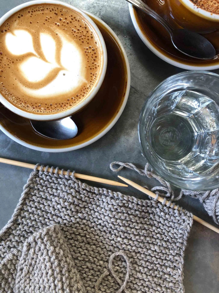 Produktfoto: Maiahs Weste, Strickanleitung für eine Baby Weste in Wickeloptik