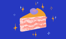 Illustration eines Tortenstücks mit rosafarbenem Zuckerguss, auf dem eine lila Dekoration in Form einer Beere liegt. Der Kuchen befindet sich vor einem tiefblauen Hintergrund, der mit verschiedenen weißen und gelben Glitzern bestreut ist. In der oberen linken Ecke befindet sich ein weißes Etsy-Logo.
