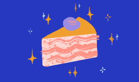 Illustrazione di una fetta di torta a strati con glassa rosa, sormontata da una decorazione viola che ricorda un frutto di bosco. La torta è collocata su uno sfondo blu intenso, cosparso di vari brillantini bianchi e gialli. Nell'angolo in alto a sinistra è presente un logo bianco di Etsy.