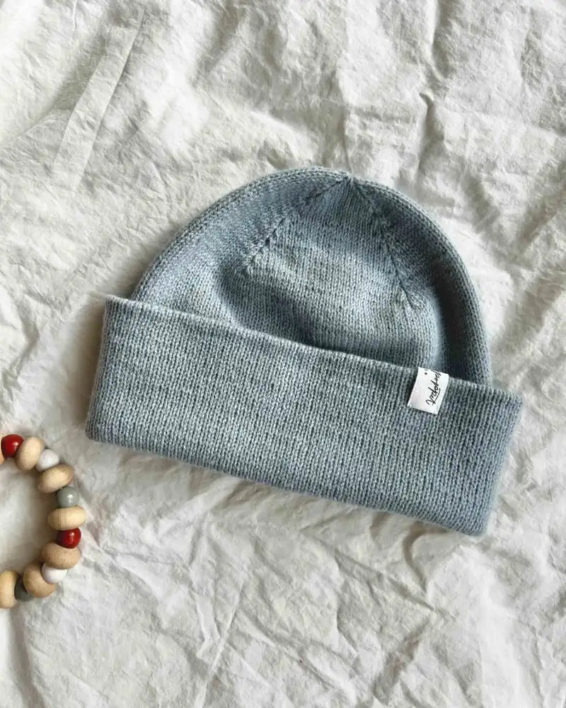 Produktfoto: Brighton Beanie, Strickanleitung für eine Hipster Mütze mit breitem Umschlag für Babies, Kinder und Erwachsene
