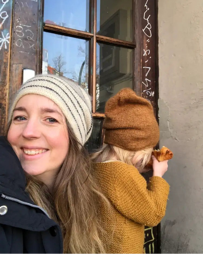 Produktfoto Emma's Beanie Erwachsenen-Größe gestreift dunkelblau beige