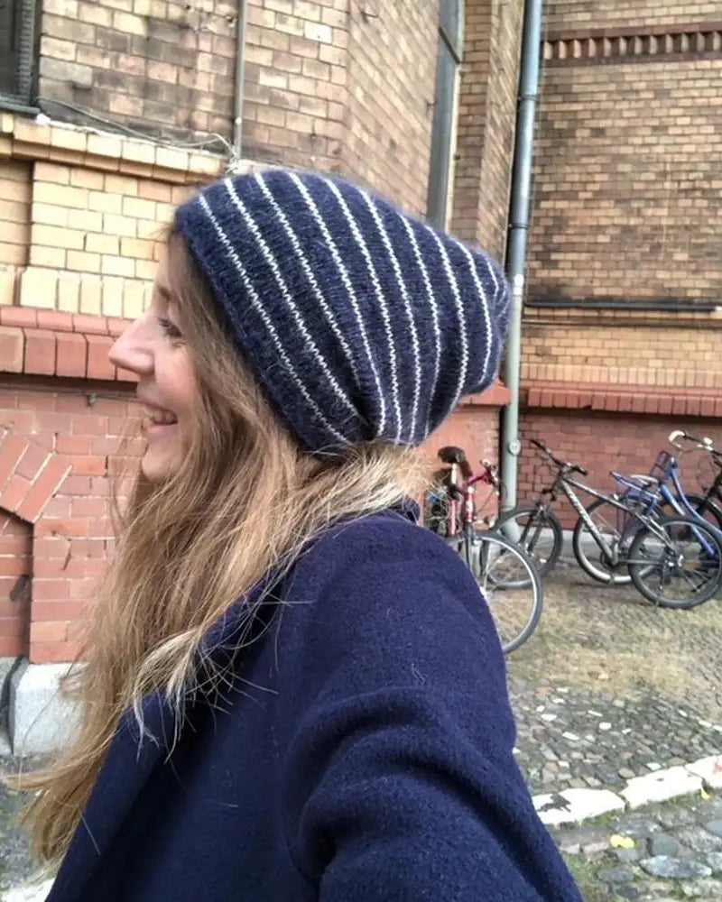 Produktfoto Emma's Beanie Erwachsenen-Größe gestreift dunkelblau beige