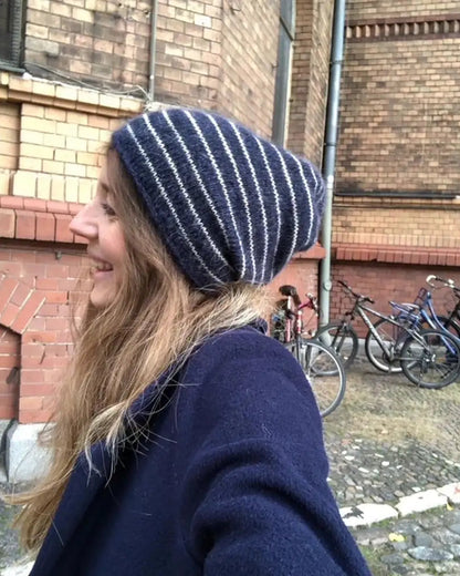 Produktfoto Emma's Beanie Erwachsenen-Größe gestreift dunkelblau beige
