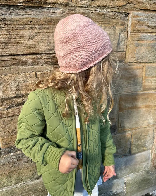 Produktfoto Emma's Beanie Strickanleitung rosa Kindermütze