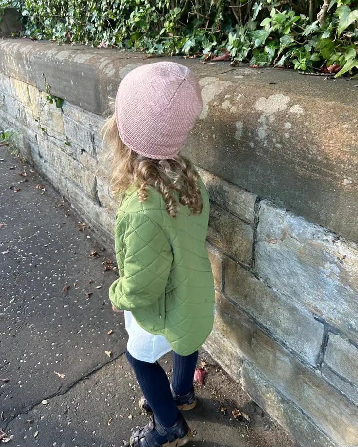 Produktfoto Emma's Beanie Strickanleitung rosa Kindermütze