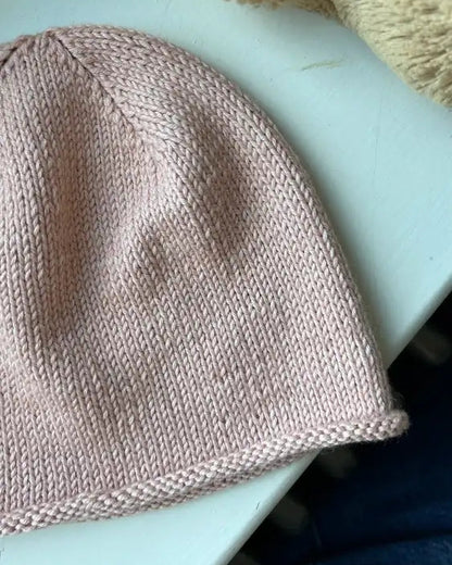 Produktfoto Emma's Beanie Strickanleitung rosa Kindermütze