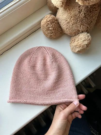 Produktfoto Emma's Beanie Strickanleitung rosa Kindermütze