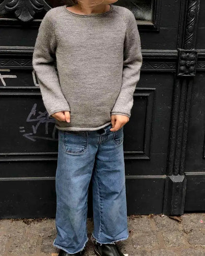 Produktfoto: "Emma's Shirt" eine Strickanleitung für einen leichten Raglanpullover für Babies und Kinder