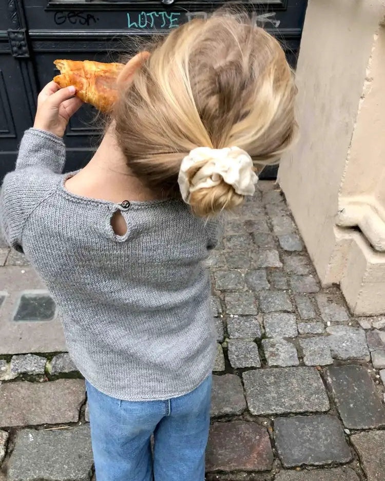 Produktfoto: "Emma's Shirt" eine Strickanleitung für einen leichten Raglanpullover für Babies und Kinder