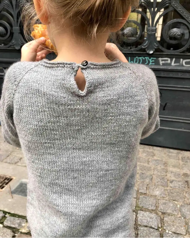 Produktfoto: "Emma's Shirt" eine Strickanleitung für einen leichten Raglanpullover für Babies und Kinder