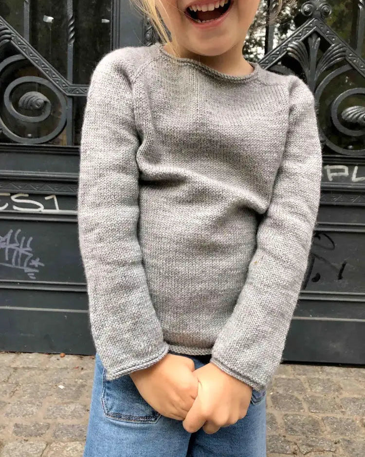 Produktfoto: "Emma's Shirt" eine Strickanleitung für einen leichten Raglanpullover für Babies und Kinder