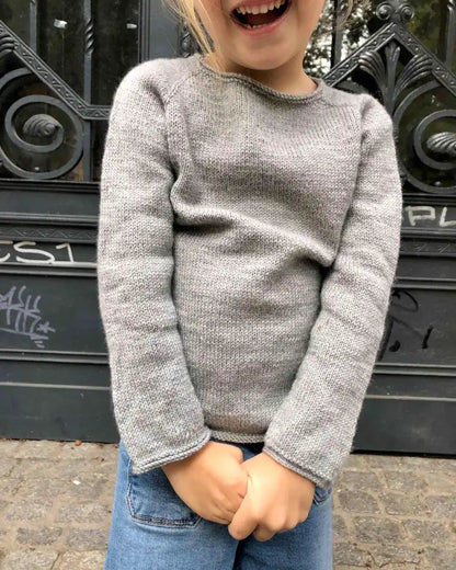 Produktfoto: "Emma's Shirt" eine Strickanleitung für einen leichten Raglanpullover für Babies und Kinder
