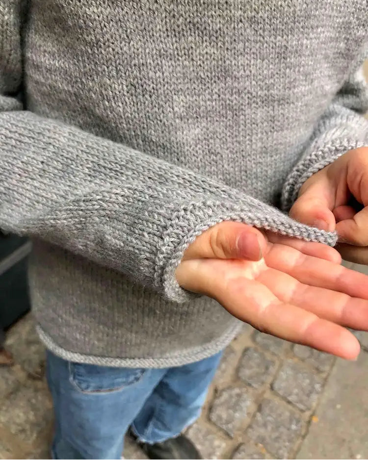 Produktfoto: "Emma's Shirt" eine Strickanleitung für einen leichten Raglanpullover für Babies und Kinder