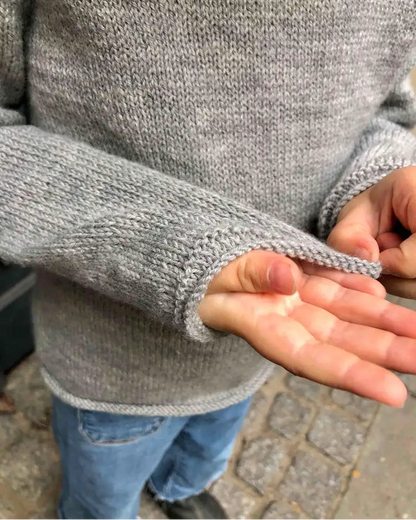 Produktfoto: "Emma's Shirt" eine Strickanleitung für einen leichten Raglanpullover für Babies und Kinder
