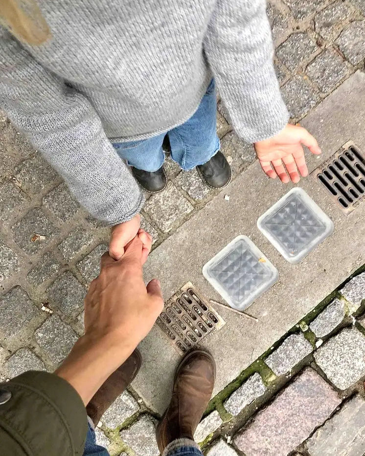 Produktfoto: "Emma's Shirt" eine Strickanleitung für einen leichten Raglanpullover für Babies und Kinder