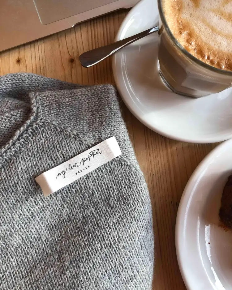 Produktfoto: "Emma's Shirt" eine Strickanleitung für einen leichten Raglanpullover für Babies und Kinder