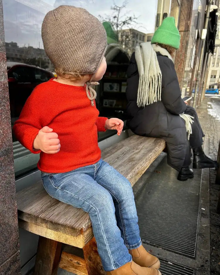 Produktfoto: "Emma's Shirt" eine Strickanleitung für einen leichten Raglanpullover für Babies und Kinder