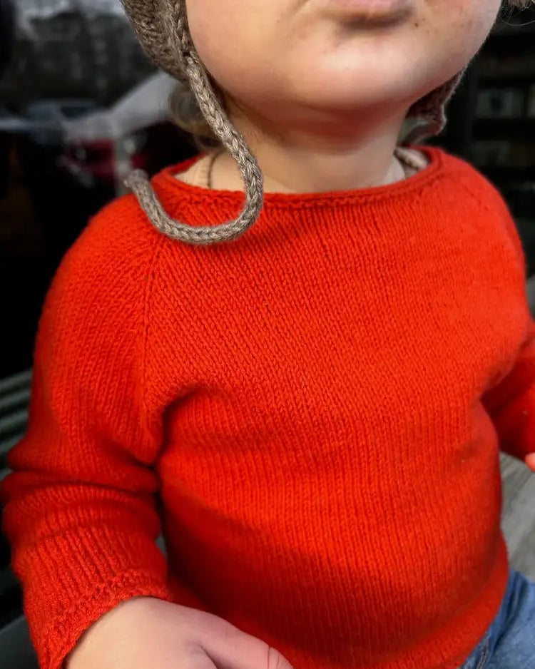 Produktfoto: "Emma's Shirt" eine Strickanleitung für einen leichten Raglanpullover für Babies und Kinder