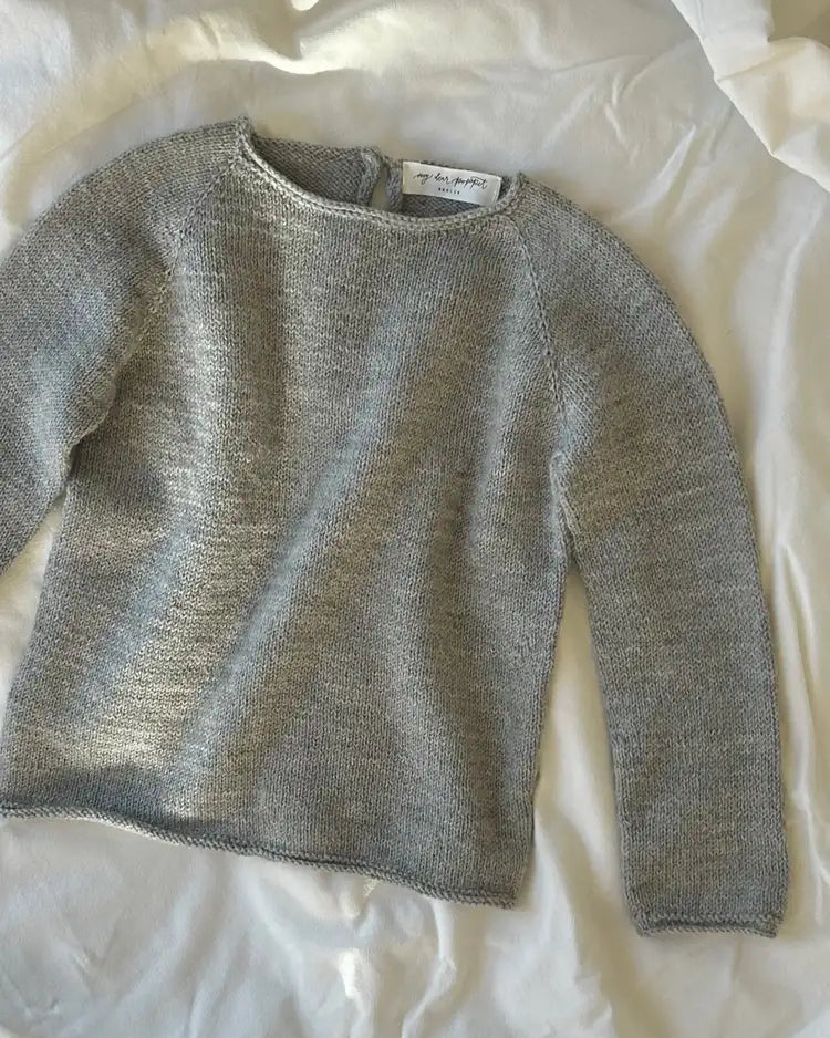 Produktfoto: "Emma's Shirt" eine Strickanleitung für einen leichten Raglanpullover für Babies und Kinder