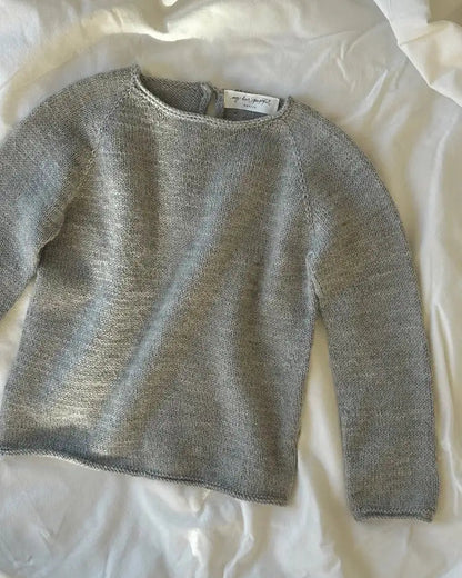 Produktfoto: "Emma's Shirt" eine Strickanleitung für einen leichten Raglanpullover für Babies und Kinder