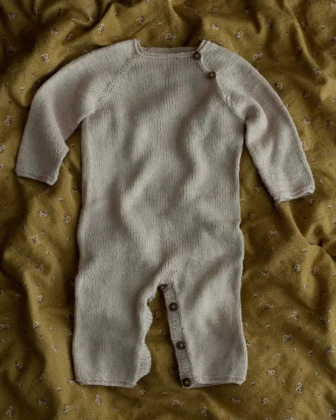 Produktfoto: Emma’s Suit, Strickanleitung für einen Babystrampler in Raglan von oben