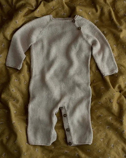 Produktfoto: Emma’s Suit, Strickanleitung für einen Babystrampler in Raglan von oben