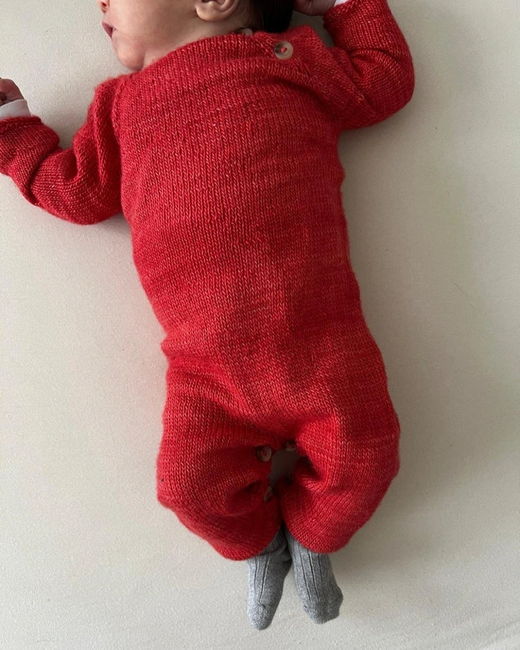 Produktfoto: Emma’s Suit, Strickanleitung für einen Babystrampler in Raglan von oben