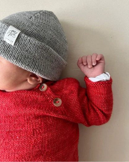 Produktfoto: Emma’s Suit, Strickanleitung für einen Babystrampler in Raglan von oben