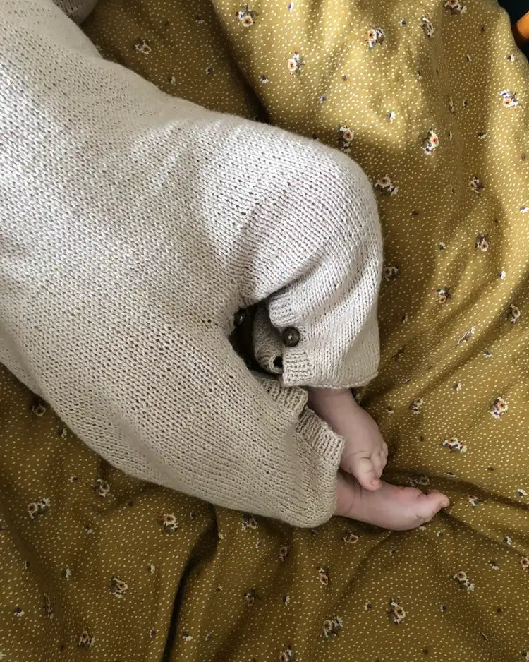 Produktfoto: Emma’s Suit, Strickanleitung für einen Babystrampler in Raglan von oben