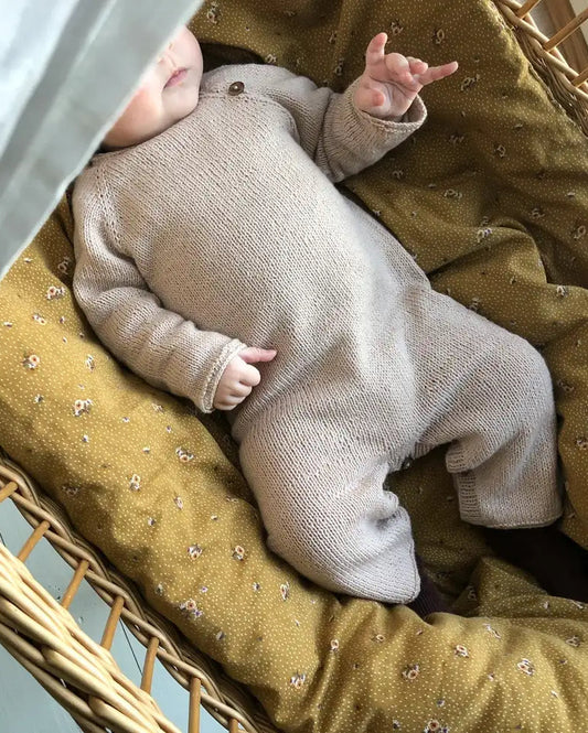 Produktfoto: Emma’s Suit, Strickanleitung für einen Babystrampler in Raglan von oben