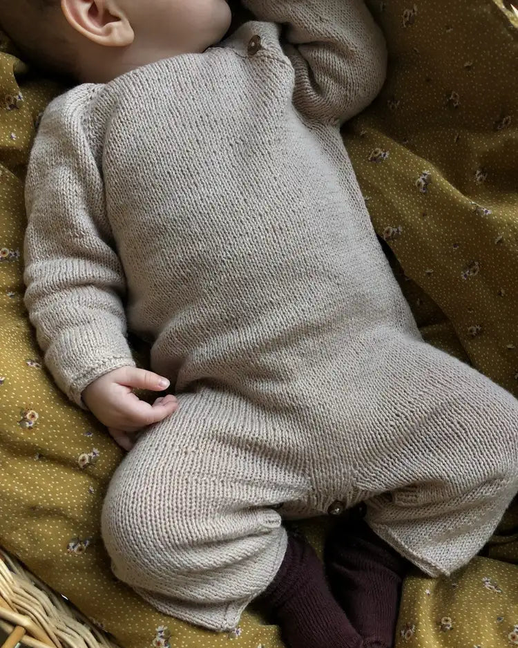 Produktfoto: Emma’s Suit, Strickanleitung für einen Babystrampler in Raglan von oben