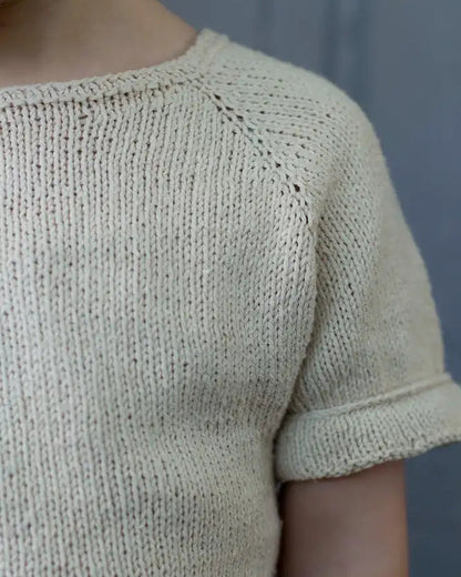 Produktfoto: Emma’s Tee, Strickanleitung für ein Kinder Tee Shirt in Raglan von oben