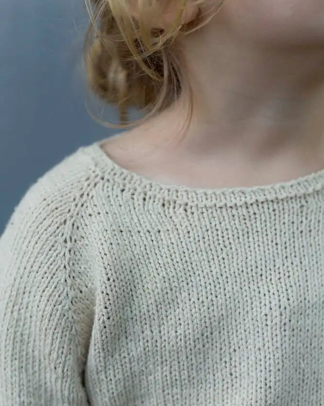 Produktfoto: Emma’s Tee, Strickanleitung für ein Kinder Tee Shirt in Raglan von oben
