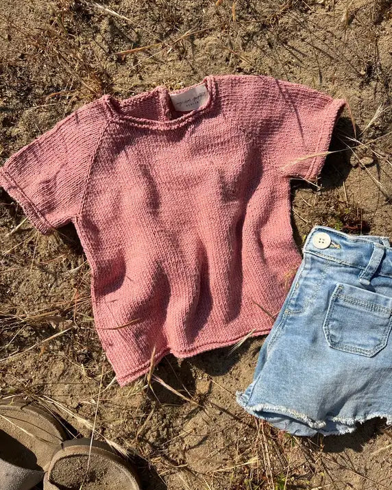 Produktfoto: Emma’s Tee, Strickanleitung für ein Kinder Tee Shirt in Raglan von oben