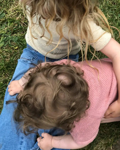 Produktfoto: Emma’s Tee, Strickanleitung für ein Kinder Tee Shirt in Raglan von oben