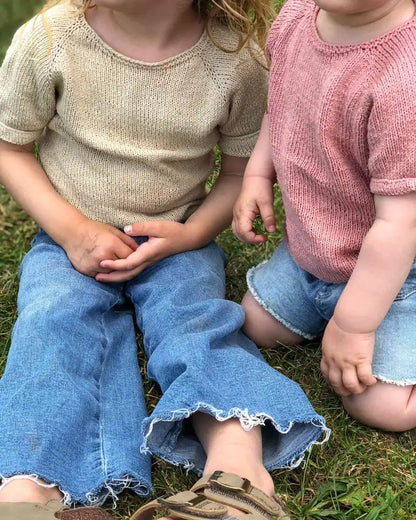 Produktfoto: Emma’s Tee, Strickanleitung für ein Kinder Tee Shirt in Raglan von oben