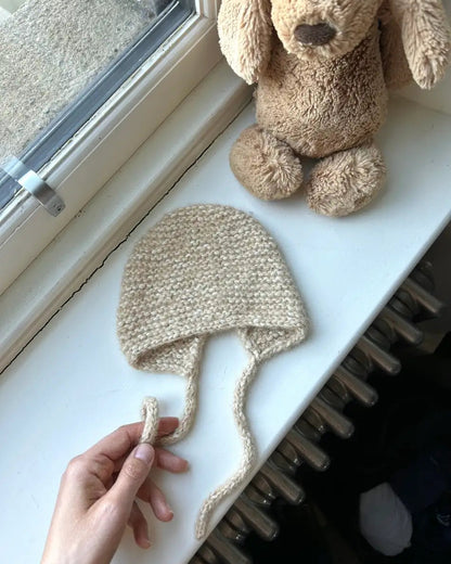 Maiahs Haube Produktfoto Babymütze mit Schnüren