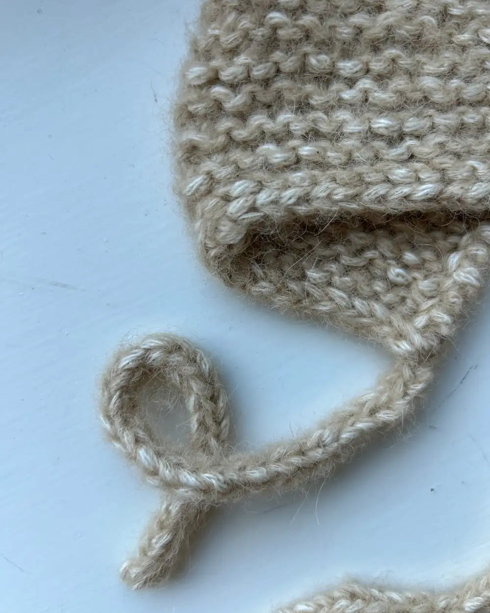 Maiahs Haube Produktfoto Babymütze mit Schnüren