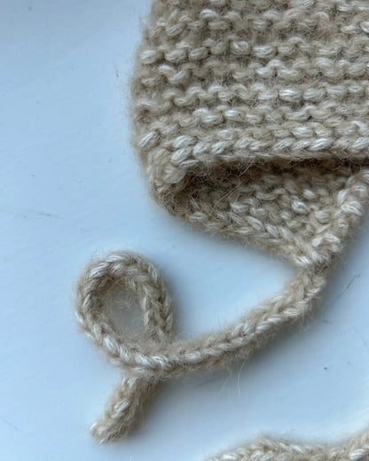 Maiahs Haube Produktfoto Babymütze mit Schnüren