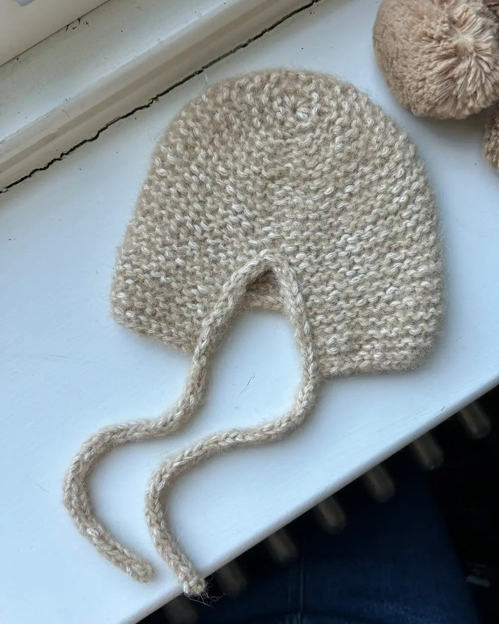 Maiahs Haube Produktfoto Babymütze mit Schnüren