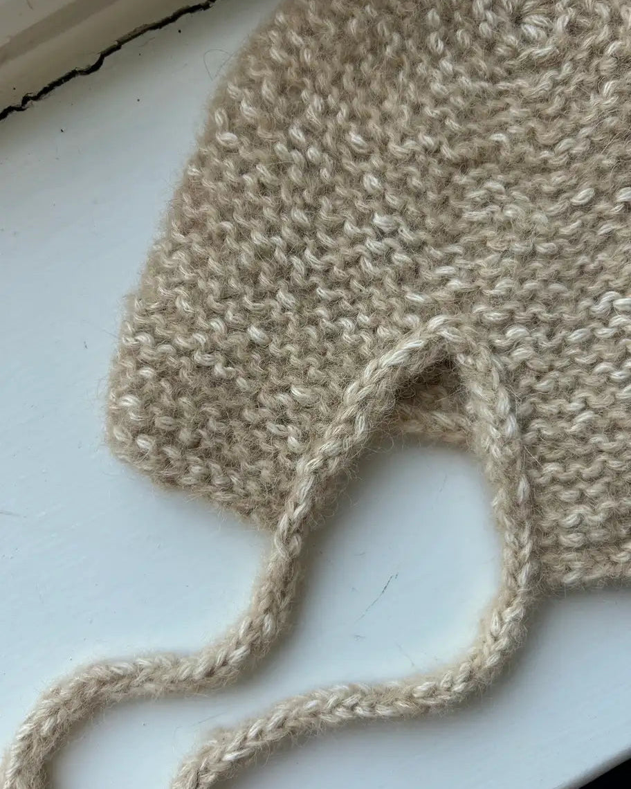 Maiahs Haube Produktfoto Babymütze mit Schnüren