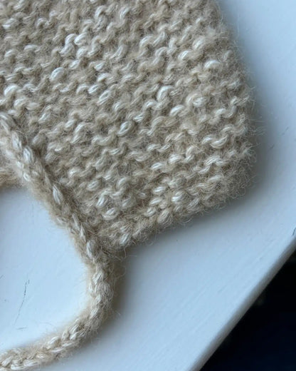 Maiahs Haube Produktfoto Babymütze mit Schnüren