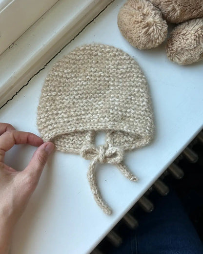 Maiahs Haube Produktfoto Babymütze mit Schnüren