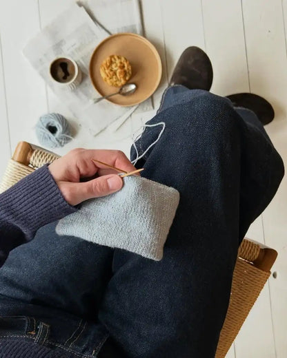 Foto Stricken Brighton Beanie und Kaffeetrinken