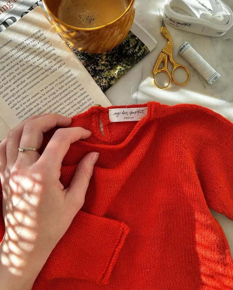 Foto Stricken Emma's Shirt und Kaffeetrinken