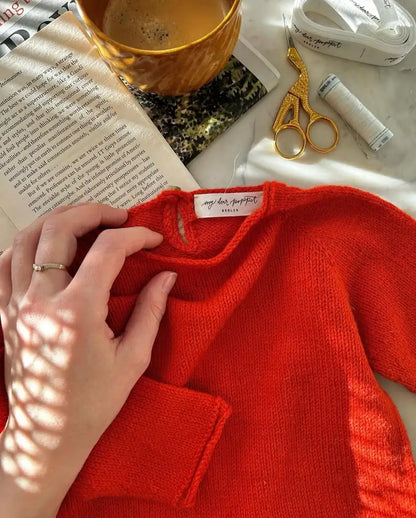 Foto Stricken Emma's Shirt und Kaffeetrinken