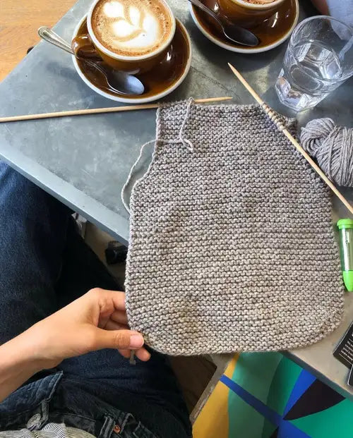 Foto Stricken Maiahs Weste und Kaffeetrinken