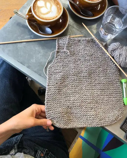 Foto Stricken Maiahs Weste und Kaffeetrinken