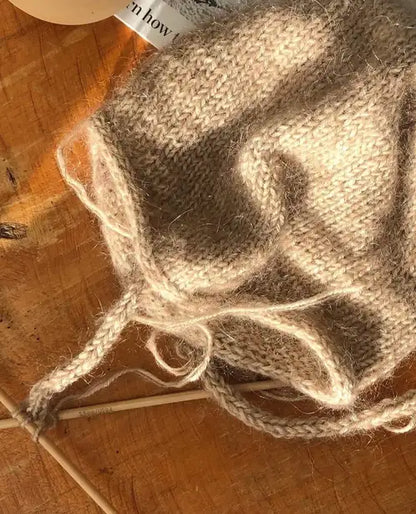 Foto Stricken Emma's Baby Beanie und Kaffeetrinken